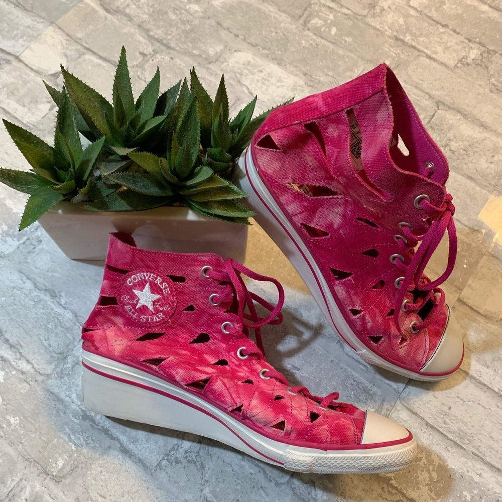 Unique Pink Sandel/Sneakers Converse